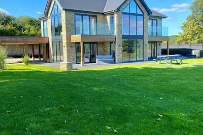 Image de Stunning modern home set in beautiful grounds.