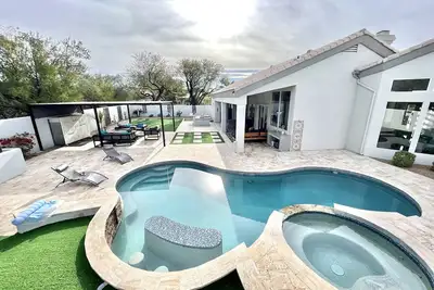 Image de Luxurious Modern Playhouse with bar, heated pool /spa karaoke, sauna and games