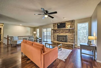 Image de Spacious Bella Vista Home ~ 5 Mi to Lake!