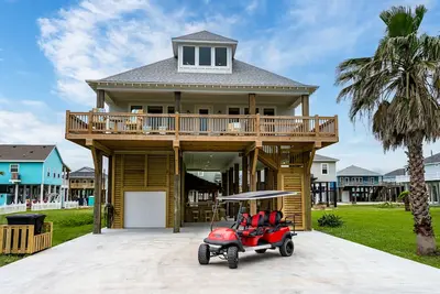 Image de Great for Families + Sleeps 24 Comfortably + Tiki Bar + 3 Min Walk to the Beach