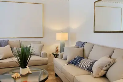 Image de Great Location Condo Just steps from the beach