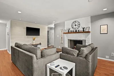 Image de Private Home with Office and Fenced in Yard