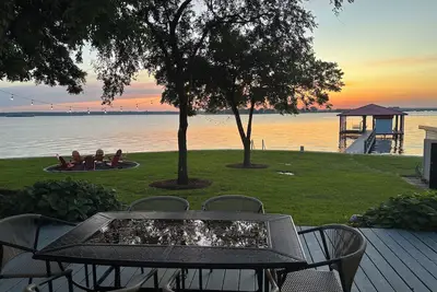 Image de 160' waterfront home on a point, fire pit, game room, & more