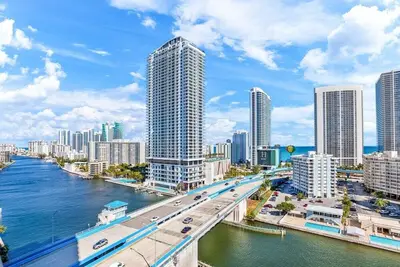 Image de Modern apartment in luxury condominium
