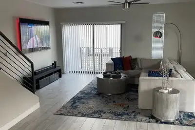 Modern luxurious townhome - 3 miles from airport
