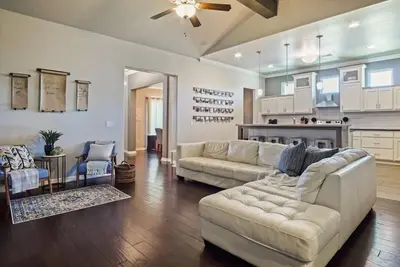 Image de Tranquil Backyard, Clean Open-Concept, Fresh Decor, Great Location, Nice Kitchen