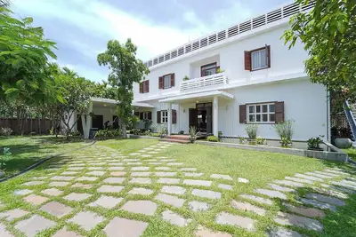 Image de A brand new colonial style grand villa great for families.