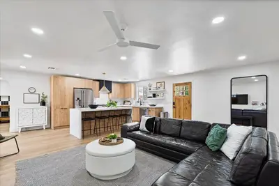 Image de New 1 Min Walk Dt Gilbert - 4 Bedroom Retreat