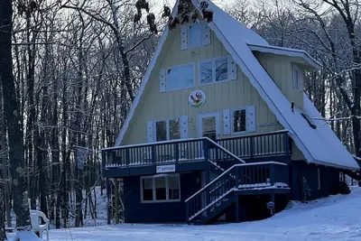 Image de Lower level, cozy, dog friendly chalet in a wooded location-3 blocks from skiing