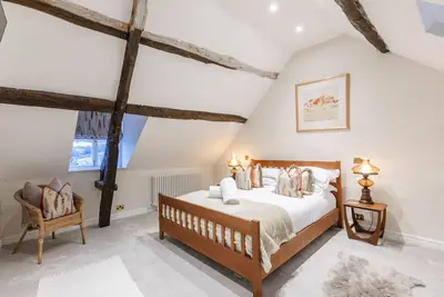 Image de A stunning 17th Century three-storey terraced cottage.