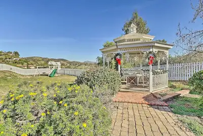 Image de Garden, Gazebo & Fire Pit: Fallbrook Home!