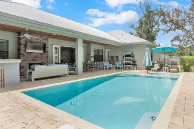 Image de Luxury 5br Pool Home w/ Outdoor Kitchen, Firepit & Pet-Friendly Yard – The Perfect Lakeland Escape!