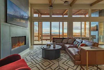 Image de Upscale Masterpiece - Mountain Views with Hot Tub!