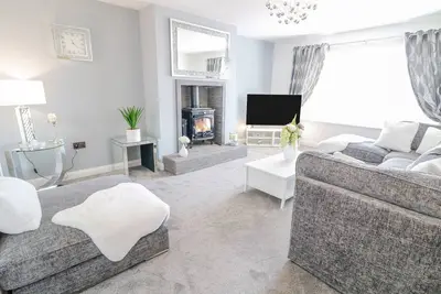 Sjs Cottage, family friendly, with a garden in Castlerock