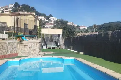 Image de Maison avec piscine privée, barbecue et wifi gratuit à environ 3 km de la plage