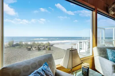Image de Oceanfront + Dogs + Hot Tub = Idyllic Beach House!