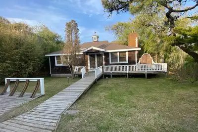 Image de Holiday House 4 bedroom Beach House in Kismet, Fire Island One block from ocean