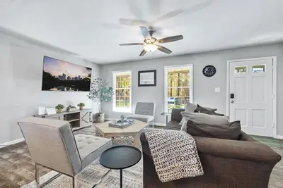 Image de Elegant Family Living | Mins to 6 Flags & Downtown