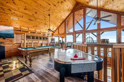 Image de Mountain Views! Hot Tub + Fireplace + Game Room!