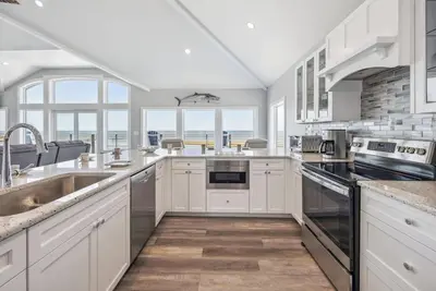 Image de Canalfront Home w\/ Pool, Hot Tub, Elevator, Private Boat Slip, + Panoramic Views