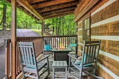 Image de Cozy fun in the Smokies! Peaceful, Hot Tub, Firepit, 2 King beds, Dogs welcome!