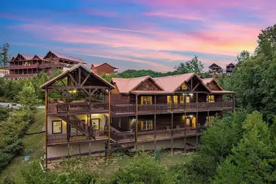 Image de New! Huge Bedrooms, Hot Tub, Heated Indoor Pool, Free Attractions, Game Room!