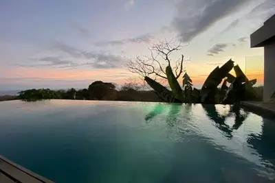 Image de Sunset Bliss - Ocean View Luxury 2-Bed Apartment