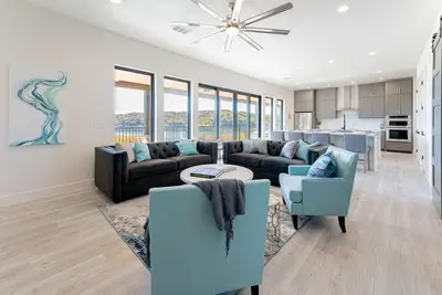 Image de Luxury Lake Escape with Boat Parking, Private Launch Access, and Cozy Fireplaces