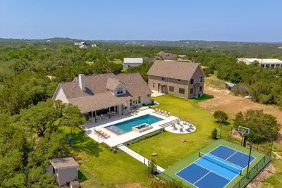 Image de Luxury 12br Estate Near Austin – Pool, Pickleball, Theater & Room for 34 Guests