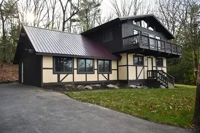 Image de Secluded House in the Poconos with two private floors and a beautiful lake view!