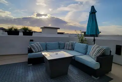Image de New Listing discount! 5 minutes to dining & shopping with a rooftop deck & views