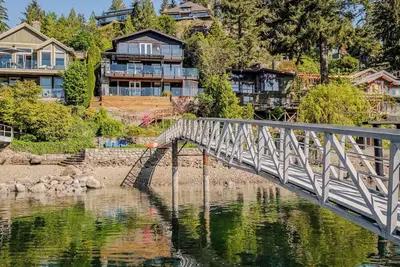 Image de Stunning Waterfront Deep Cove Home w/ Private Dock