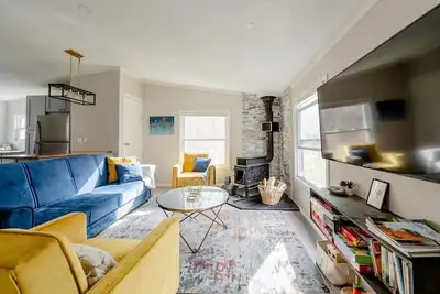 Image de Ev Modern Cozy Waterfront Cottage with Fireplace