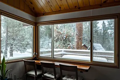Image de *New* Sheephorn Getaway - Cozy cabin 3 min to slopes + jacuzzi + fireplace
