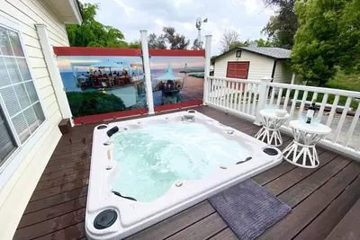 Image de 15% Off July - Close to Wineries- Private Hot Tub!