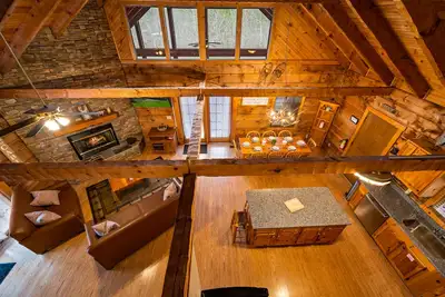 Image de Entire Cabin! Hot Tub! Sleeps 12 4 Bd/4ba. 1 Mile to Convention Center