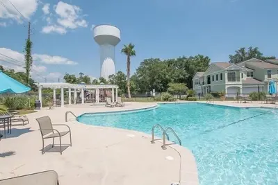 Image de 806v  Bikini Peak Paradise! Just a short walk to to the beach!