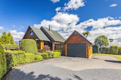Image de Rakau – National Park Holiday Home