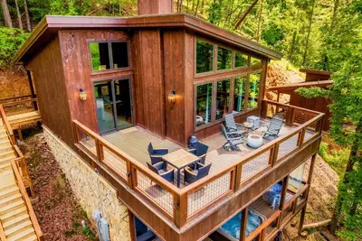 Image de King beds, quiet neighborhood. Hot tub, games & fire pit! 5 mi to Dollywd.
