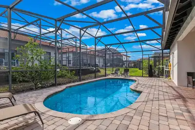 Image de 4 bedroom & 3 bathroom villa with pool
