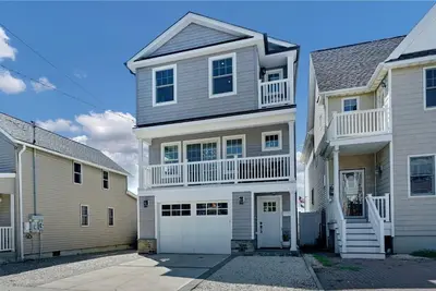 Image de Views of ocean, beach, fireworks. Parking for 2+. 3 Decks, yard, Outdoor shower.