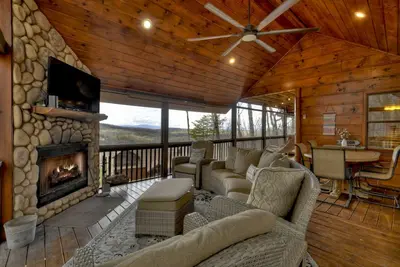 Image de Extraordinary cabin, hot tub, game room, fire pit, 6 decks, gated community
