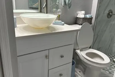 Image de Romantic /hot tub — 5 min from the mall