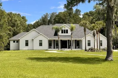 Image de New construction- Modern Farmhouse on 5 acres- An equestrian's dream