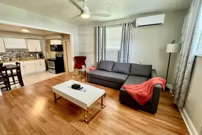 Spacious 1 bedroom apt -7 min from the beach