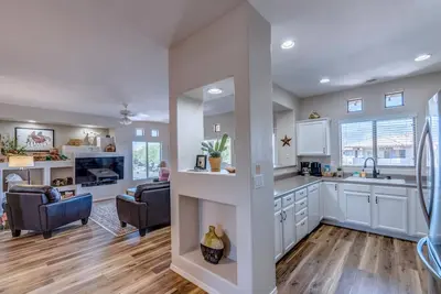 Image de Desert Dream Condo | Mountain Views | Peaceful