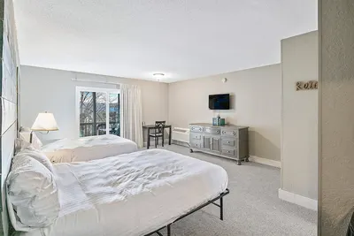 Image de Modern studio near lake, golf, & hiking with balcony, mini-fridge, & WiFi