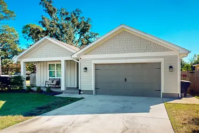 Image de Contemporary dog-friendly retreat with pool & patio - near shops & attractions