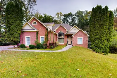 Image de Exquisite home with charming deck, washer/dryer, & central Ac