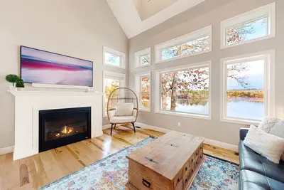 Image de Fantastic lakefront home with firepit, game room, fireplace & W/D - dog-friendly
